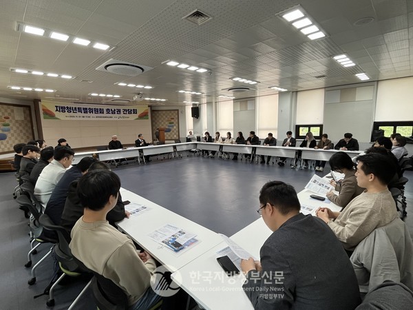 대통령 직속 지방시대위원회(위원장 우동기)는 지난 27일 광주광역시를 찾아 광주창조경제혁신센터에서 지방청년특별위원회(이하 청년특위) 호남권 간담회를 개최했다.(사진=지방시대위)