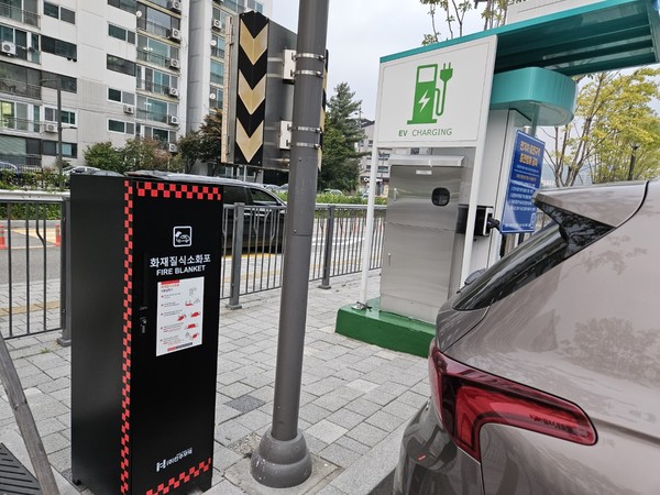 의왕시는 최근 정부의 친환경 자동차 확대 보급에 발을 맞추고자 전기차 충전기 설치가 어려운 다가구, 다세대 주택 완속 충전기 보급 사업과 공동주택(아파트) 질식 소화포 지원 사업을 함께 추진 중이다. (사진=의왕시)