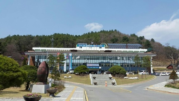 홍천군(군수 신영재)은 전국 지방정부 최초로 이민자들의 민원행정 서비스를 개선하기 위한 『무인민원발급기 외국어 UI지원 서비스』사업을 추진한다고 밝혔다. 홍천군청 전경 (사진=홍천군)