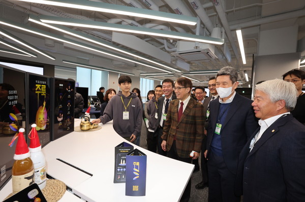 이날 행사는 애플 본사 임‧직원, 안철현 애플코리아 부사장, 최혁준 경북도 메타버스과학국장, 이강덕 포항시장, 백인규 포항시의회 의장, 김성근 포스텍 총장 등 내빈이 참석한 가운데 제2기 애플 디벨로퍼 아카데미 수료생 200여 명을 배출하며 그 성과를 기념했다. (사진=포항시)