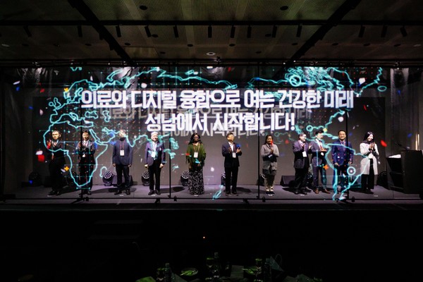 성남시는 11월 29일부터 12월 1일까지 판교 그래비티 호텔에서 열린 바이오헬스케어 국제 컨벤션에서 15개국 바이오헬스케어 분야 바이어 50명과 성남시 유망 기업 58개사가 참여한 전시관과 상담회를 운영했다. (사진=성남시)