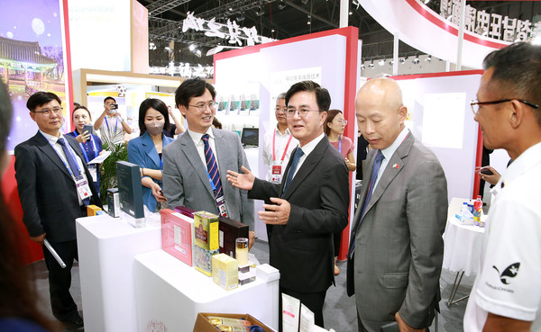 충남도는 ‘제60회 무역의 날’인 5일 산업통상자원부로부터 수출 분야 최우수 광역지방정부로 선정돼 대통령 기관표창을 수상했다고 밝혔다.