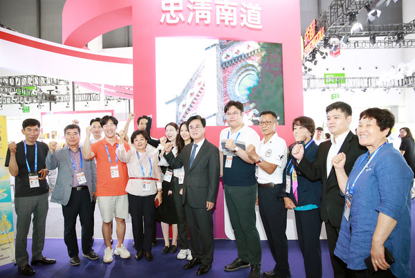 김 지사는 “내수시장이 작은 우리 입장에서 수출진흥은 필연적 선택”이라며 “이번 수상에 안주하지 않고 도내기업의 해외시장 개척을 적극 지원해 수출액 2000억 달러를 달성하겠다”고 강조했다. (사진=충남도)