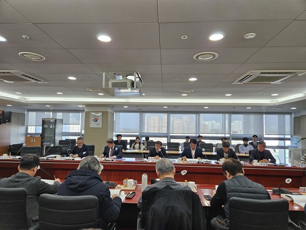 충남도는 7일 도청 중회의실에서 전형식 정무부지사와 도-시군 관계 공무원, 자문위원, 용역사 등 20여 명이 참석한 가운데, ‘서해안 국제해양레저 관광벨트 구축 연구용역 최종보고회’를 개최했다. (사진=충남도)