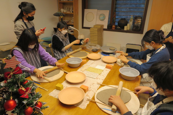  동작구는 12월부터 전국 최초로 지역아동센터를 고등학생도 자유롭게 이용할 수 있도록 대상을 확대한다고 12일 밝혔다. 동작구 우리모여지역아동센터 청소년 활동 모습 (사진=동작구)