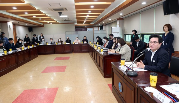 박일하 동작구청장이 지난 4월 아동돌봄기관 간담회에서 관계자의 의견청취를 하고 있다. (사진=동작구) 