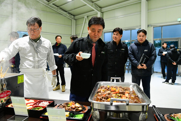 산천어 요리 시식회가 최근 화천산천어축제장 내 산천어 식당에서 최문순 군수를 비롯한 축제 관계자들이 참석한 가운데 열렸다. (사진=화천군)