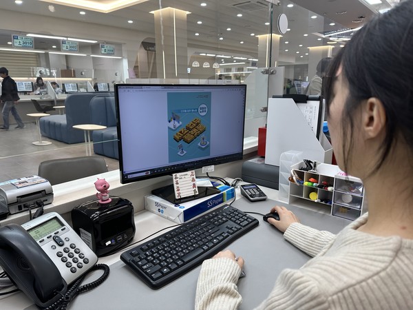 서초구는 ‘일잘러’(일을 잘하는 사람을 뜻하는 신조어) 직원들을 위한 디지털 업무매뉴얼을 마련해 행정서비스 질을 높인다. 디지털 업무매뉴얼 PC 사용 모습 (사진=서초구)