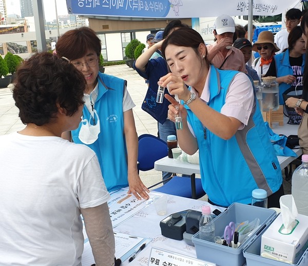 무료 수질검사 서비스인 ‘아리수 품질확인제’는 오는 2026년까지 100만 건 추진 목표를 세웠으며, 올해 20만 6천 건을 진행해 연초 목표 18만 2천 건을 초과 달성한 바 있다. 아리수 코디 아리수 품질확인제 홍보 모습 (사진=서울시)