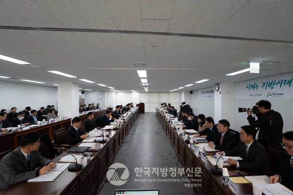 대통령직속 지방시대위원회가 18일 4차 전체회의 개최하고 2024년 지역균형발전사업 평가계획, 제1차 인구감소지역 대응 기본계획, 제2차 혁신도시 종합발전계획, 지방시대위원회 운영세칙 일부개정(안), 지방투자촉진보조금 제도개선계획, 지역상권 상생 및 활성화 종합계획(2023～2025) 등 6개 안건 보고 및 심의‧의결했다(사진=지방시대위원회)