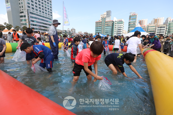 문화체육관광부는 ‘2024-2025 문화관광축제’에 25개 지역 축제를 최종 선정해 19일 발표했다. 이 가운데 광안리어방축제(사진), 정남진물축제, 수원화성문화제가 최고 평가를 받아 Top3 축제에 선정되어 장관상을 수상했다(사진=부산시청)