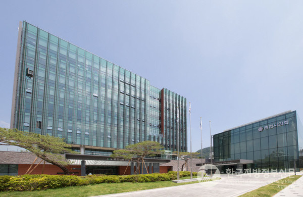  춘천시 사북면 송암리 솔바우마을에 마을발전소, 가공유통시설 재생에너지, 마을 공동이용시설이 설치됐다. 춘천시청 전경 (사진=춘천시)