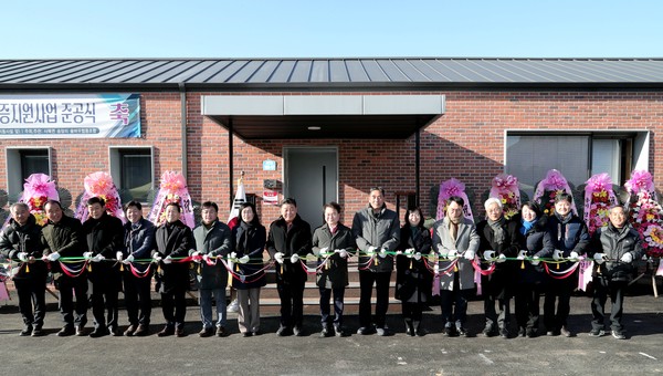 본 사업으로 마을에서는 연 1억 원 전기 판매 예상 수익과 가공유통시설 전기료 비용을 절감할 수 있게 된다. 특히 마을에서는 이 수익금의 30%를 취약계층 지원에 사용할 계획이다. 농업·농촌 RE100 실증 지원사업 준공식 모습 (사진=춘천시)