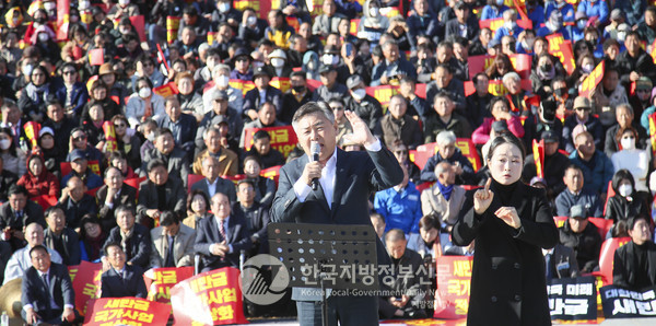 잼버리 파행을 전북도의 책임으로 몰아가던 정부는 8월말경 새만금사업지구내 도로와 항만, 공항, 철도 등 SOC예산을 대폭삭감했고, 이에 반발한 전북도와 도내 정치권, 도의회 등의 정부에 대한 싸움이 본격 시작됐다. 이에 지난 9월초 전북 정치권과 도민 2천여명이 국회 상경투쟁을 시작으로 국회의원, 도의원의 삭발 투쟁, 도의원들의 마라톤 릴레이 시위에 이어 11월7일 전북도민 5천여명이 참여한 국회앞 총궐기 대회까지 모두 한마음으로 정부를 규탄하고 줄기차게 예산복원을 촉구했다.(사진=전북도청)