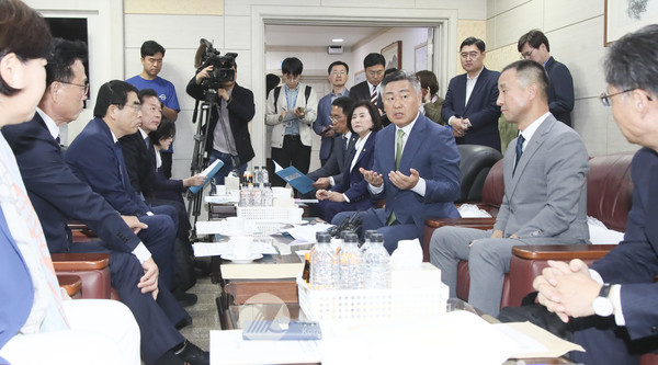 잼버리 파행논란 이후 대폭 삭감됐던 새만금soc 사업예산의 복원은 김관영 도지사가 민선 8기 입성부터 줄곧 주창해온 ‘여야 협치의 결과물’로 평가받는다. 승부사적 기질을 지닌 김지사의 치밀한 협상력과 여야를 넘나드는 폭넓은 인맥 파워가 크게 작용한 것으로 분석된다.(사진=전북도청)