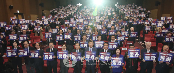 전북특별자치도법 전부개정안이 연내 국회 통과에 성공했다. 지역 정치권과의 협치와 공조로 발의 100일 만에 법안이 통과되는 쾌거를 거뒀다. 이번 개정안에는 131개 조문, 333개의 특례 조항이 반영됐다.(사진=전북도청)