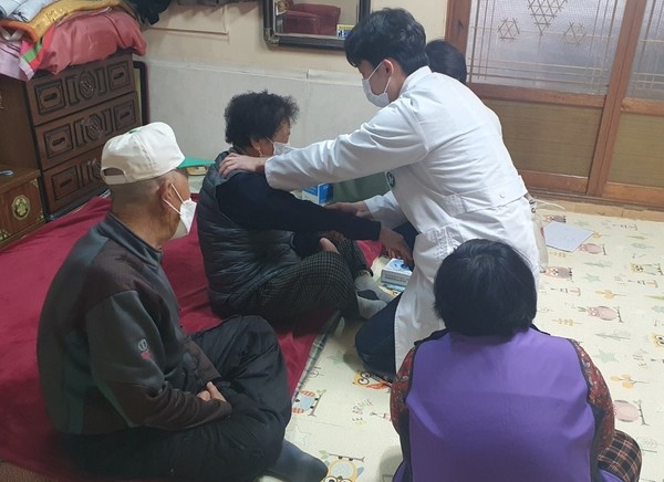 보건소는 올해 건강 취약계층 1963명에게 치과·한방 공중보건의사와 함께 찾아가는 맞춤 치아 건강 관리(틀니 관리, 구강검진, 불소도포 등), 한방진료(침 시술, 한방건강상담 등)를 제공했다. (사진=보령시)