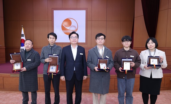 28일 동작구 적극행정 우수공무원 시상 사진, 왼쪽부터 박홍서 주무관, 이한혁 팀장, 박일하 동작구청장, 조기업 주무관, 최용훈 주무관, 정지연 주무관 (사진=동작구)