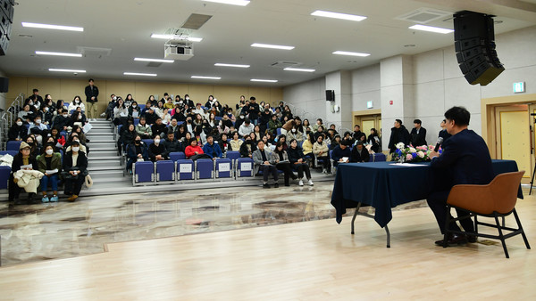 화천커뮤니티센터 주민설명회가 최근 센터에서 학부모와 초등생 등 300여명이 참서한 가운데 열렸다. (사진=화천군)