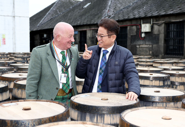 경북도는 지난해 초 ‘안동소주 세계화’를 선언한 후 스코틀랜드의 수출상품인 스카치위스키와 같이 안동소주의 세계화를 위해 TF팀을 운영하고 있으며, 그 결과 2023년 안동소주 국내 매출액은 167억원으로 2022년 134억보다 25% 성장했고 수출액은 2022년 6억원에서 2023년 7억원으로 증가했다. 참고사진은 이철우 도지사의 스카치위스키 양조장 방문 모습 (사진=이철우)