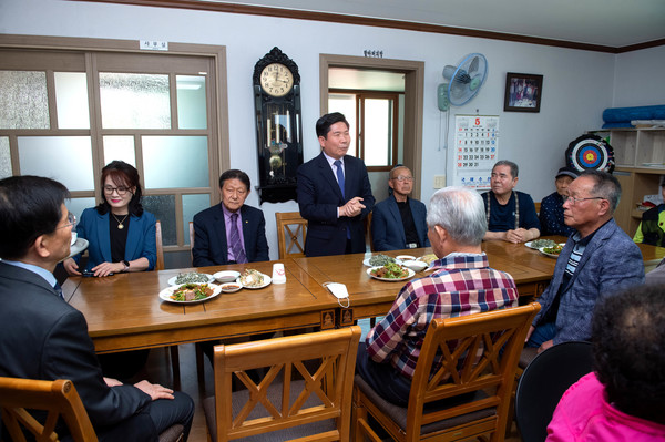 김창규 제천시장은 “전국 최초로 도입된 ‘제천형’ 경로당지원사업이 성공적으로 추진 될 수 있도록 아낌없는 지원을 하겠다며, 이 사업을 계기로 경로당을 거점으로 한 지역 내 돌봄이 강화되는 계기가 되어 소외없는 건강복지 실현에 한걸음 더 다가서겠다”고 말했다. (사진=제천시)