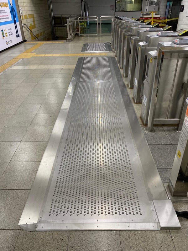 백호 서울교통공사 사장은 “이번 대책은 그동안 부분적으로 해오던 땜질식 대응에서 벗어나 ‘터널~승강장~대합실’ 공기가 머무는 모든 공간을 분석, ‘지하역사 전반’을 대상으로 마련한 첫 종합대책이라는 점에서 의미가 크다”라고 밝혔다. 수유역 미세먼지 흡입매트 모습 (사진=서울교통공사)