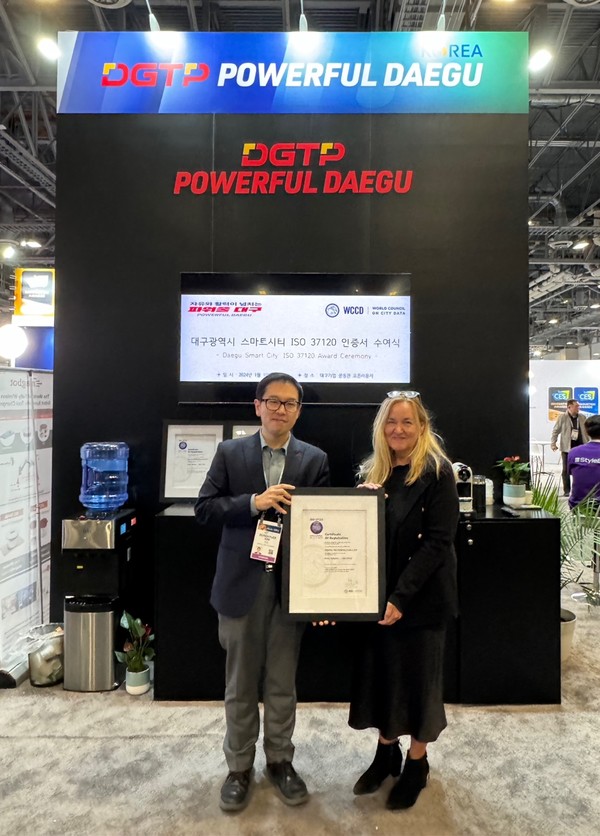 대구시는 스마트시티 국제표준인증인 ISO 37120 시리즈 2년 연속 획득에 성공하고 인증 수여식을 미국 CES 대구기업 공동관에서 개최했다. CES 2024 대구기업 공동관에서 진행된 인증 수여식 모습 (사진=대구시)