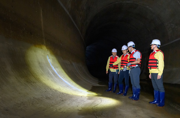 양천구는 서울시가 주관하는 ‘2023년 여름철 풍수해 대책 평가’에서 재난상황관리 능력을 인정받아 2년 연속 우수기관에 선정됐다고 밝혔다. 지난해 5월 국내 유일 대심도 빗물터널인 신월빗물저류배수시설을 현장점검중인 이기재 양천구청장 (사진=양천구)