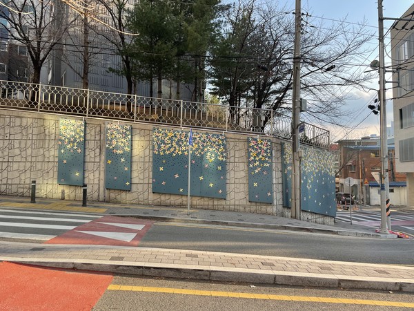 대구 북구청(청장 배광식)은 대구 최초로 옹벽(담장) 디자인 매뉴얼을 개발한데 이어 ‘옹벽(담장) 디자인 시범사업’을 최근 완료했다. (사진=대구 북구)