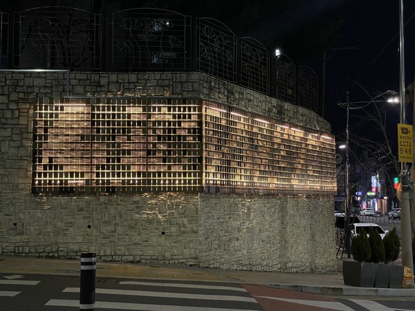 배광식 북구청장은 "이번 대현동 아파트 옹벽(담장) 디자인 시범사업을 통하여 지역의 아름다움과 감성을 공유할 수 있는 작품이 완성되었다"고 밝혔다. (사진=대구 북구)