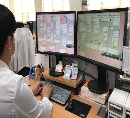 서울 강서구(구청장 진교훈)가 인지 활동을 자극하는 문제풀이로 치매환자와 60세 이상 어르신들의 두뇌활동을 자극하는 ‘기억채움 굿(9시)모닝 온라인 교실’을 운영, 치매예방과 디지털 격차 해소를 도우며 호평을 얻고 있다. (사진=강서구)