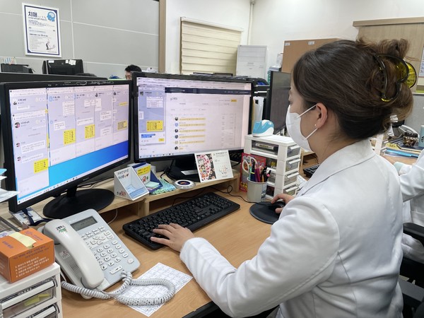 오전 9시 문제를 내면 대상자가 답을 입력한다. 이후 담당 치료사가 정답 또는 오답 여부를 알려주고 풀이 과정을 이해하기 쉽게 1대1로 설명해준다. (사진=강서구)