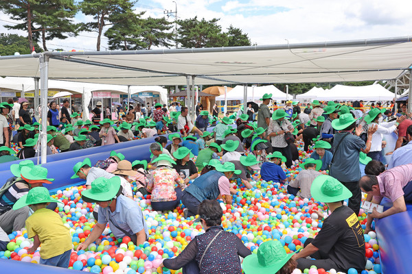 송인헌 군수는 “기존 프로그램에 이색 프로그램을 도입해 축제 방문객들에게 참신하고 풍성한 즐길거리를 제공함으로써 다양한 계층의 참여를 유도하고 온 가족이 즐길 수 있는 가족 화합형 축제로 꾸미겠다”고 말했다. '황금고추를 찾아라' 프로그램 모습 (사진=괴산군)