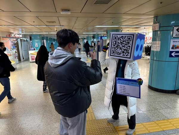 서울시내 주요 지하철역 앞, 대학가 등에서 시민들과 함께하는 길거리 이벤트 ‘기동카(기후동행카드) 장학퀴즈’를 진행한다. (사진=서울시)