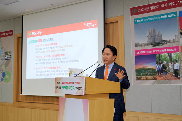 서대문구(구청장 이성헌)는 최근 전국 최초로 ‘재개발·재건축 가이드 백서’를 펴냈다고 17일 밝혔다. (사진=서대문구)