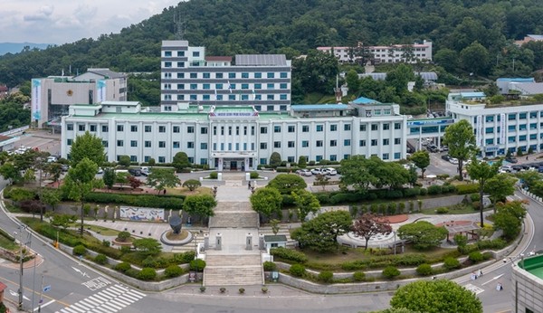 강원특별자치도는 전통시장 안전 관리강화 5종세트 운영으로 태백 황지자유시장에서 발생한 화재가 초기에 진압될 수 있었다고 밝혔다. 강원도청 전경 (사진=강원도)