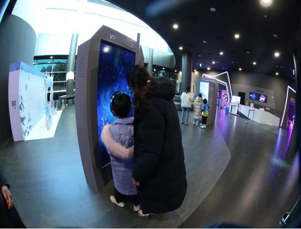 「강릉 메타버스 체험관」은 강릉녹색도시체험센터(컨벤션동) 1층 (1,500㎡)에 로비, 기술관, 스포츠관으로 구축됐다. 강릉 메타버스 체험관 관람 사진 (사진=강원도)