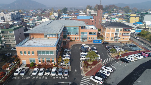 부여군(군수 박정현)은 국가 예방접종 지원사업으로 여성 12~17세, 저소득층 18~26세 등 여성에게만 지원하던 자궁경부암(HPV) 예방접종을 민선 8기 공약사업으로 올해 1월부터 충남 최초로 남자 청소년에게도 확대 지원한다고 밝혔다. 부여군 보건소 전경 (사진=부여군)