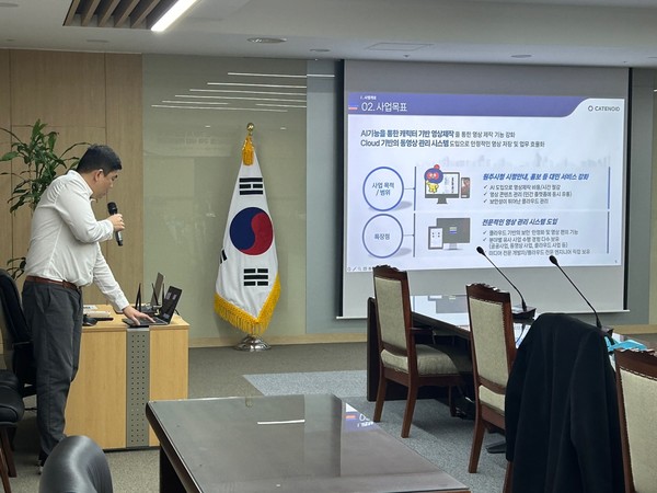 원주시는 19일 시청 7층 회의실에서 김태훈 원주시 부시장을 비롯한 관계부서 직원, 용역 수행기관 등 20여 명이 참석한 가운데 ‘민간클라우드 기반 AI 영상제작 및 관리시스템 구축 완료보고회’를 개최했다. (사진=원주시)