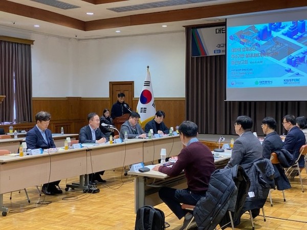 대전시는 23일 구 충남도청 대회의실 및 중앙로 지하상가 일원에서 장호종 경제과학부시장, 행정안전부 주소생활공간과장 등 주요관계자 20여 명이 참석한 가운데 ‘주소 기반 실내 내비게이션 중간보고회’를 개최했다. (사진=대전시)