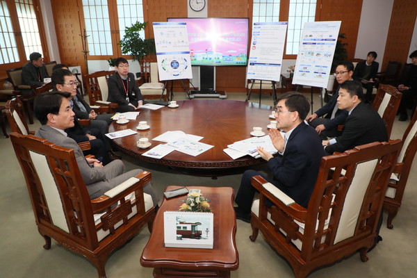 김진태 강원특별자치도지사는 23일 강원특별자치도청에서 안성일 한국기계전기전자시험연구원(KTC) 원장 등 KTC 관계자와 강원형 반도체 테스트베드 구축을 위한 면담을 가졌다. (사진=강원도)