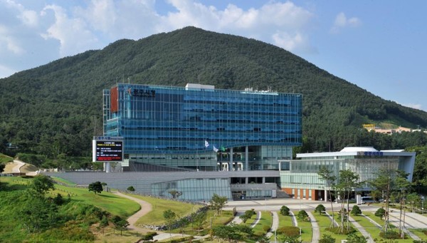 ‘늘품 마음 성장’ 사업은 영유아 중 언어, 사회성, 발달, 행동 등의 어려움이 있거나 발달 장애 위험이 있는 영유아를 조기 발견함으로써 장애로 발전할 위험을 사전에 예방하고자 실시하는 검사로 전국 최초 보편적‧선제적 발달검사 지원사업이다. 광주시청 전경 (사진=광주시)