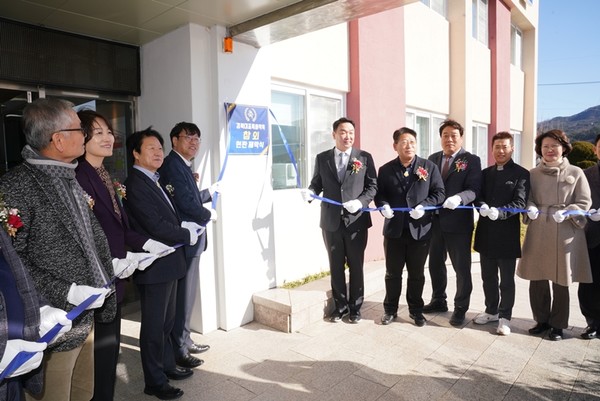 경상북도농업기술원 성주참외과채류연구소가「국가 대표 특화작목 전담 연구기관」으로 선정돼 24일 정희용 국회의원, 조재호 농촌진흥청장, 참외 명장 등 관계자들이 참석한 가운데 현판식을 개최했다. (사진=경북도)