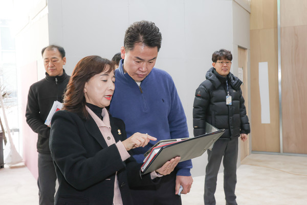 오언석 도봉구청장이 지난 1월 22일 ‘도봉구 청년취업지원센터’ 공사 현장을 찾아 안전관리 및 진행상황 등을 점검하고 있다. (사진=도봉구)