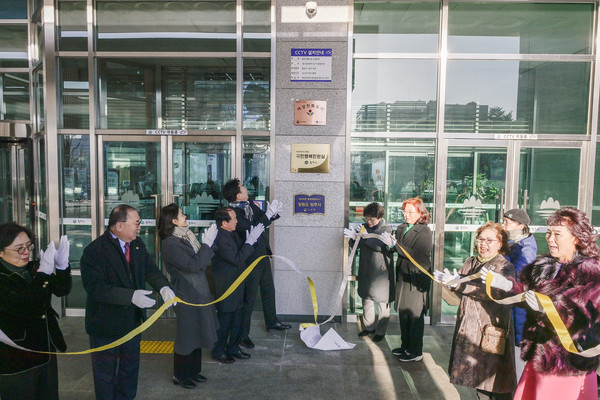 원주시는 26일 오전 9시 원주시청사 정문 앞에서 여성친화도시 현판식을 갖고 여성친화도시로 도약과 발전을 다짐했다. (사진=원주시)