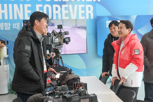 김진태 지사는 29일 강릉녹색도시체험센터에 마련된 2024강원동계청소년올림픽 메인미디어센터(MMC)를 방문해 메인프레스 구역과 국제방송센터를 점검하고 국내외 취재진을 만나 격려했다. (사진=강원도)