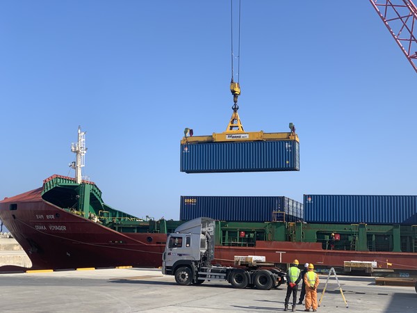 강릉 옥계항은 지난해 8월 컨테이너 국제항로 첫 취항 이후 연말까지 16항차 1,640TEU(32,883,070KGS)의 목재펠릿을 수입하는 의미있는 성과를 냈다. (사진=강릉시)