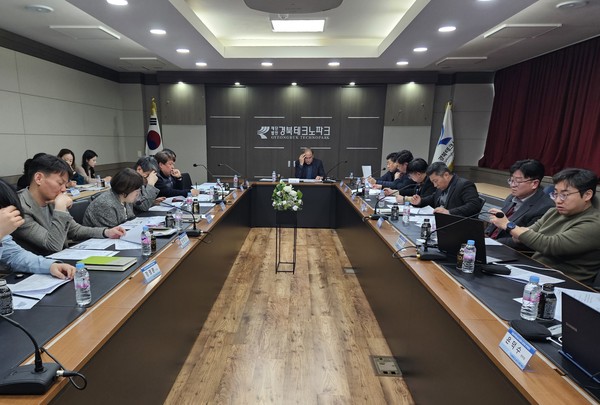 경상북도는 최근 경북테크노파크 세미나실에서 시(경주, 영천, 경산), 연구기관 등 관계자 20여 명이 참석한 가운데 자동차산업 활성화를 위한 회의를 개최했다. (사진=경북도)