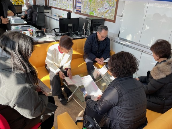 ㅏ강북구 관계자가 지역 내 공인중개사들에게 우울증 평가도구를 활용한 검사 방법을 안내하고 있다. (사진=강북구)