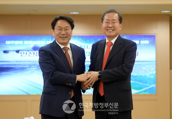  ‘달빛동맹’이 15년을 맞으면서 견고했던 영호남 지역감정의 장벽을 무너뜨리고 ‘초광역권 지방행정 모델’로써 새로운 지방시대 개막과 함께 어디까지 진화 할 지 큰 관심을 끌고 있는 가운데, 민선8기 들어 강기정 광주시장(왼쪽)과 홍준표 대구시장(오른쪽)의 공조는 눈에 띄게 늘었다.(사진=조용원 기자/광주시청)